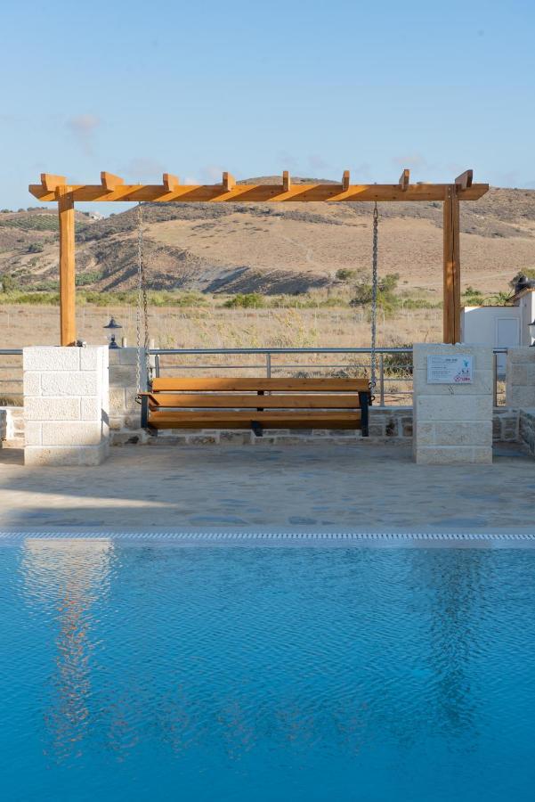 Villa Pnoe Seaside Каламаки Экстерьер фото